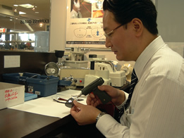 メガネの加工技術は世界レベル